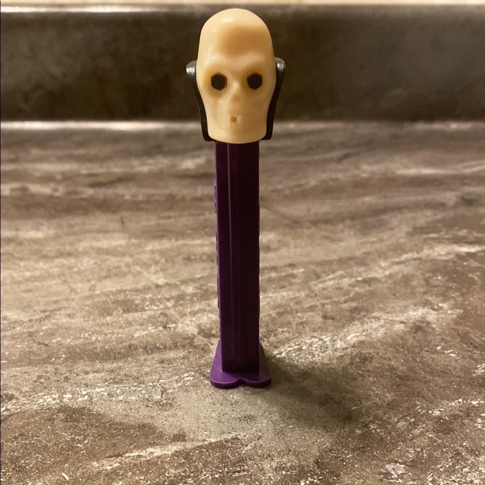 Skull with Cape Pez Dispenser - Purple Stem